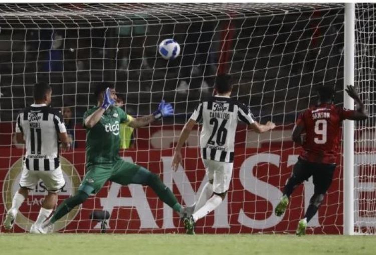 Caracas tumba el invicto de Libertad en la Copa Libertadores