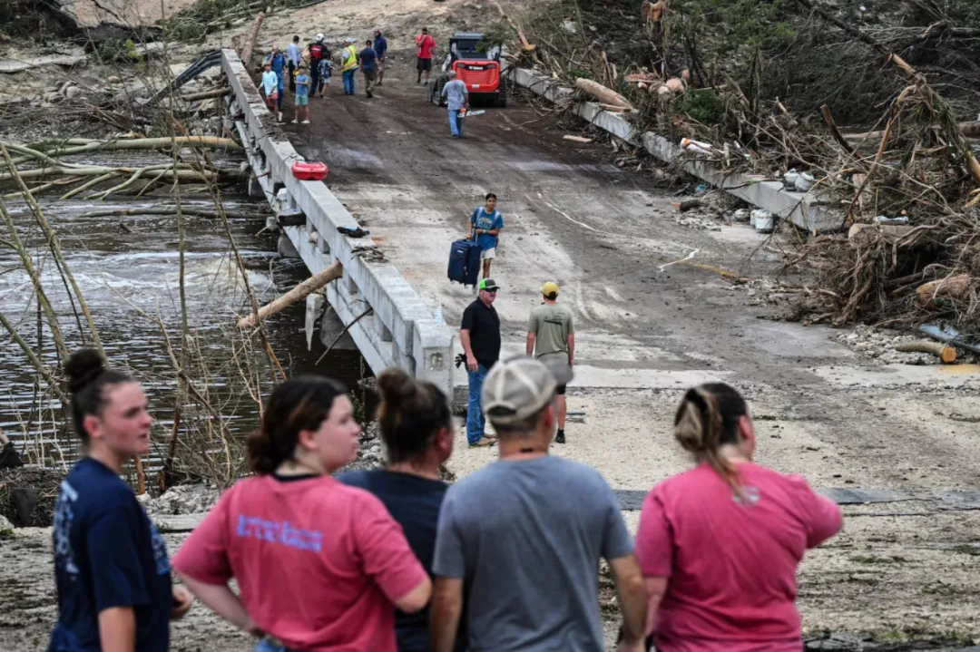 Desesperación en EE. UU.: buscan a niñas desaparecidas tras inundación que ya deja 52 muertos
