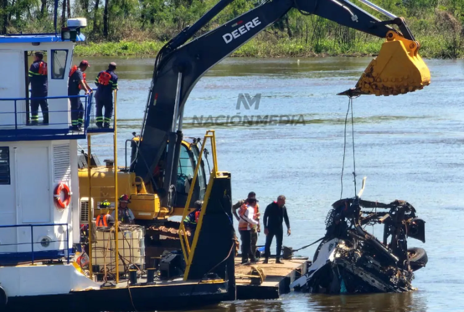 Sacan a flote cabina del tractocamión siniestrado