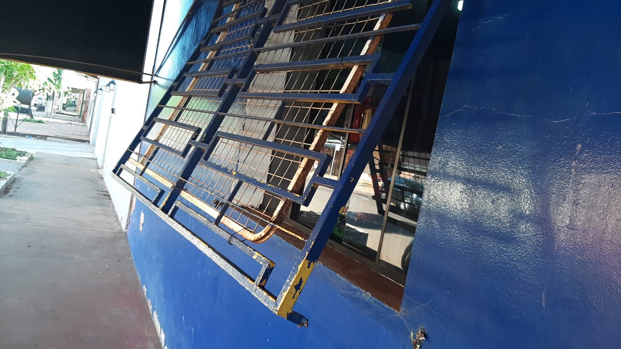 Indeseables arrancan reja y roban local comercial en barrio Bernardino Caballero