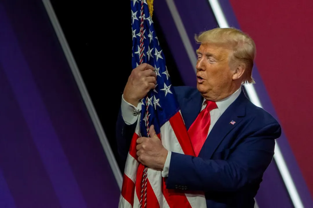 Trump pasa por encima de la orden de Biden y asumirá con banderas izadas y no a media asta