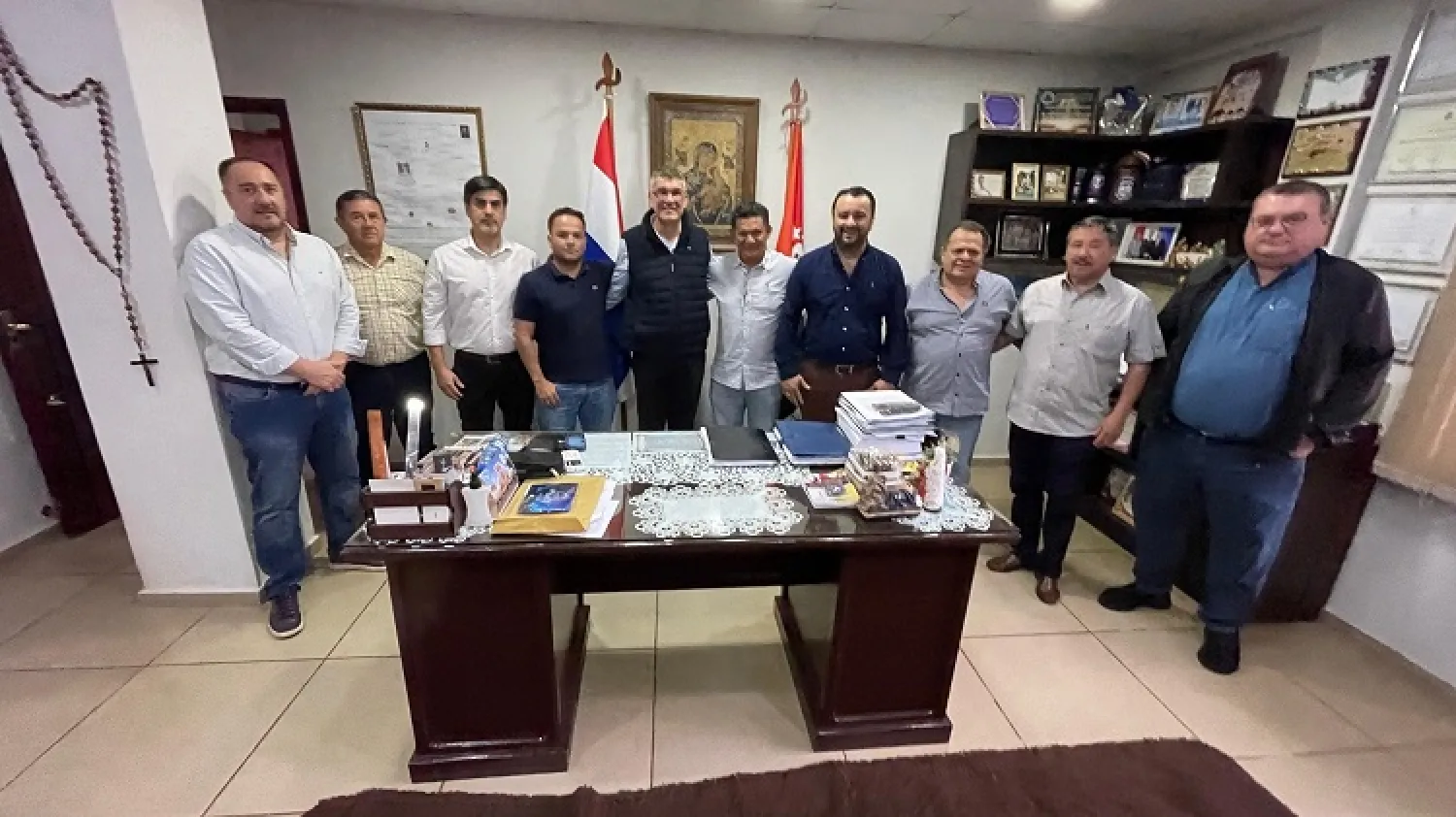 Intendente Municipal Ronald Acevedo recibe a los directivos del Club Sportivo 2 de Mayo