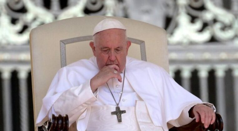 El papa pide corredores humanitarios para la población de Gaza