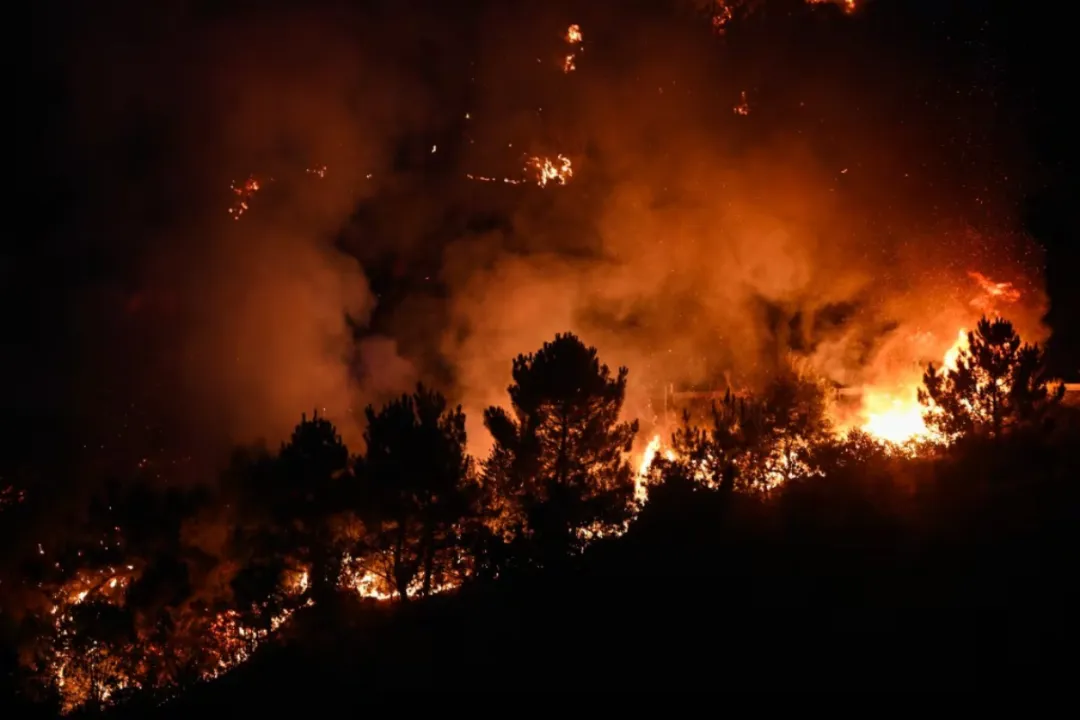 Reportan más de una docena de incendios forestales y 2.520 evacuados en España