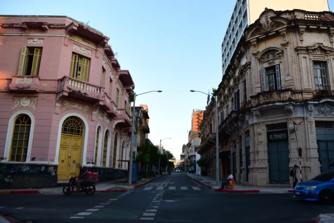 Asunción, entre el orgullo de su historia y el peso de su abandono