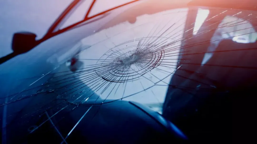 Rompió parabrisas del automóvil de su ex pareja y la amenazó de muerte