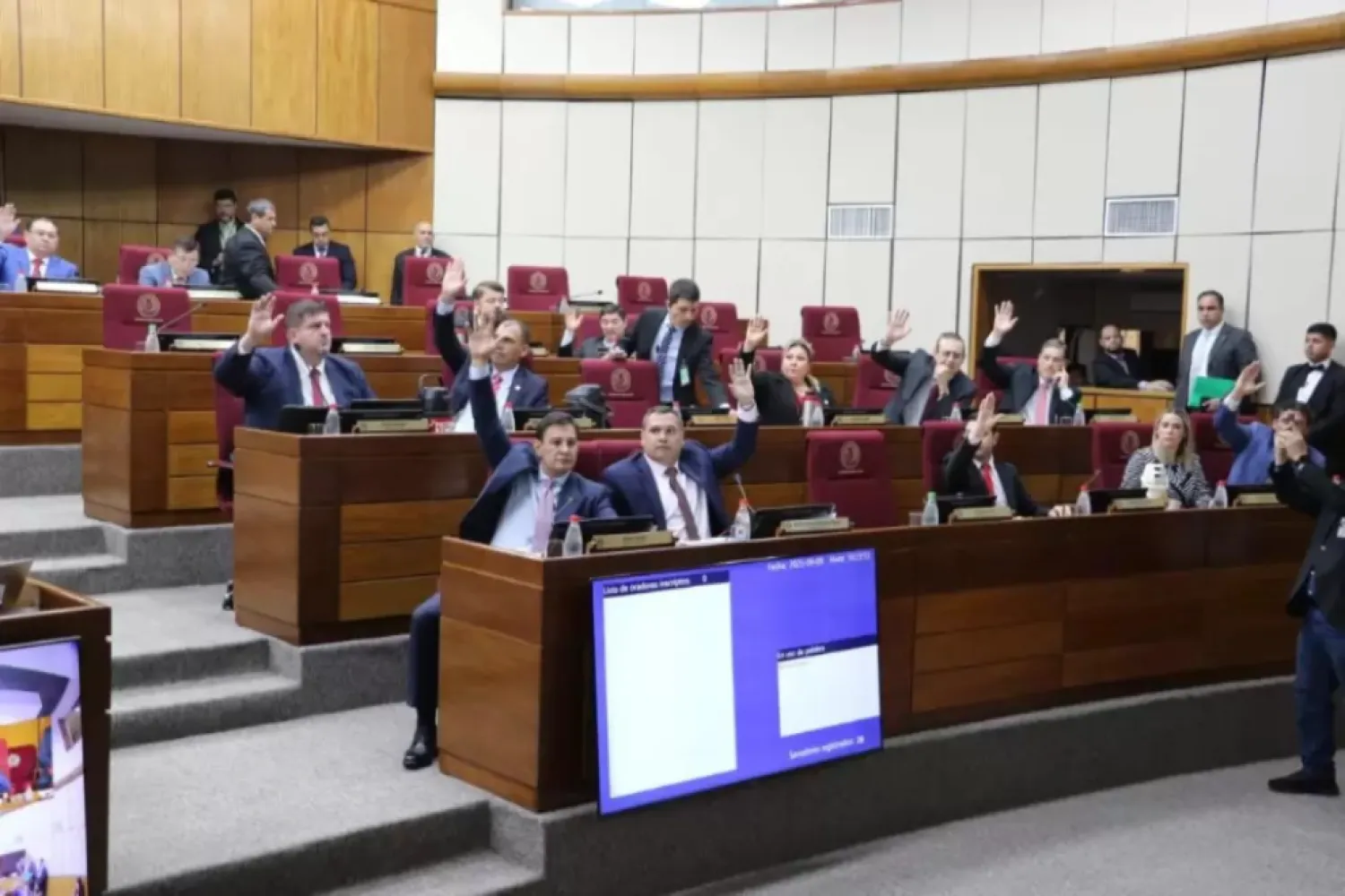 Senado prepara juramento de suplentes tras la salida de Yamy Nal y la suspensión de Chaqueñito