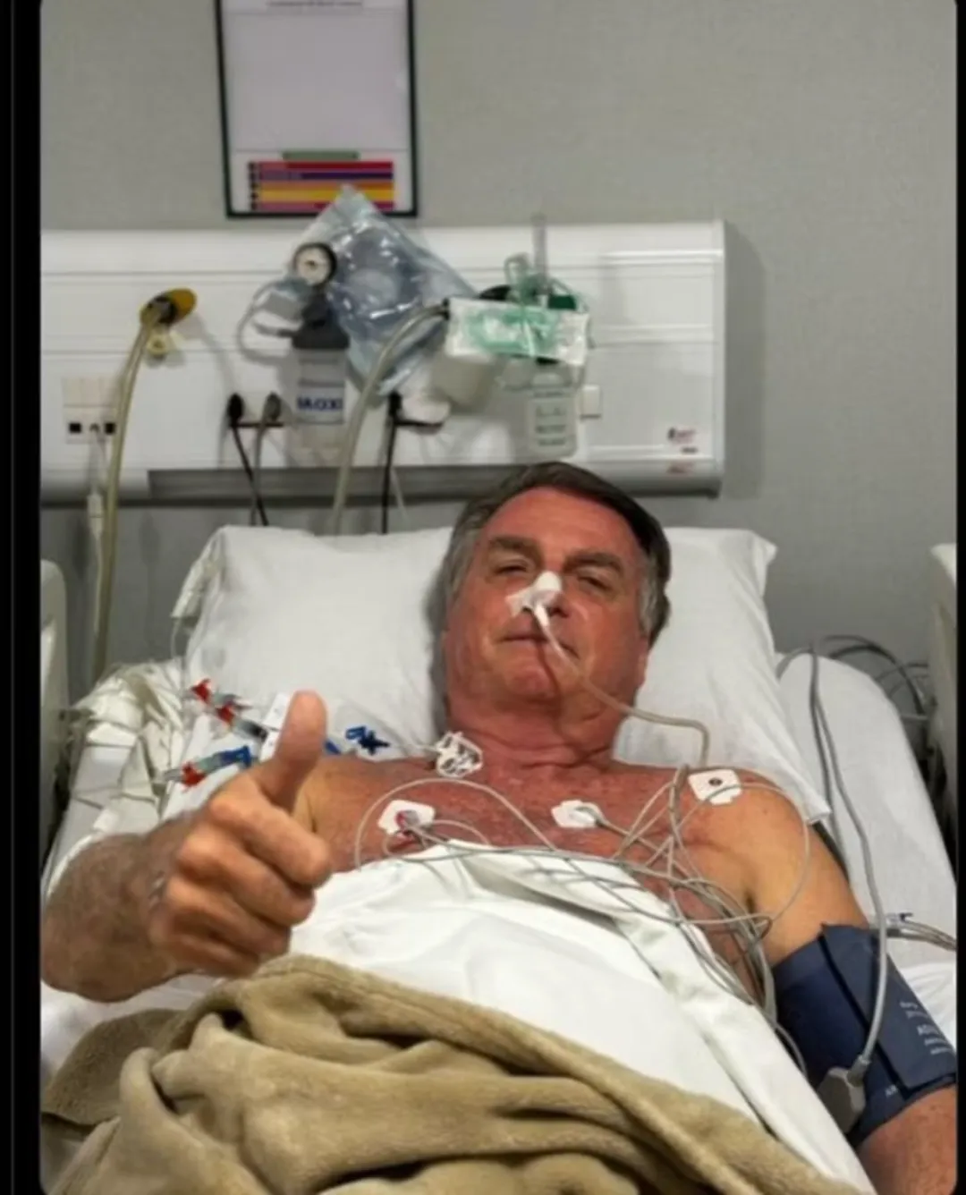 Bolsonaro publica foto hospitalizado por complicaciones intestinales, pero dice que, por ahora, la cirugía no será necesaria