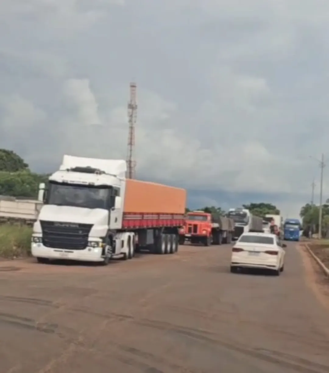 Conductores de carga de exportación e importación se enfrentan a la lentitud del despacho de aduanas en Ponta Porã