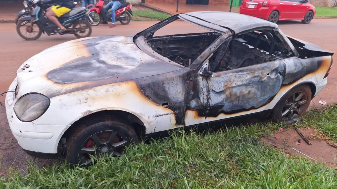 Incendian un vehiculo Mercedes aparentemente en forma proposital
