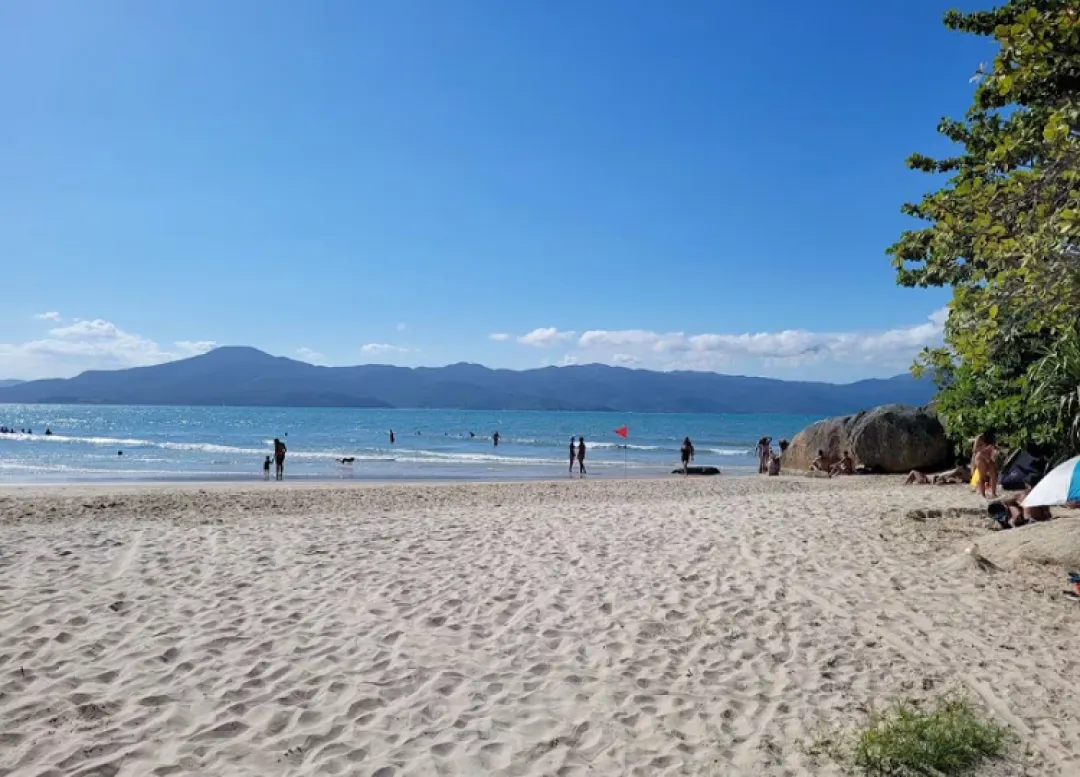 Brasil reporta más de 2.000 casos de gastroenterocolitis en playas del sur