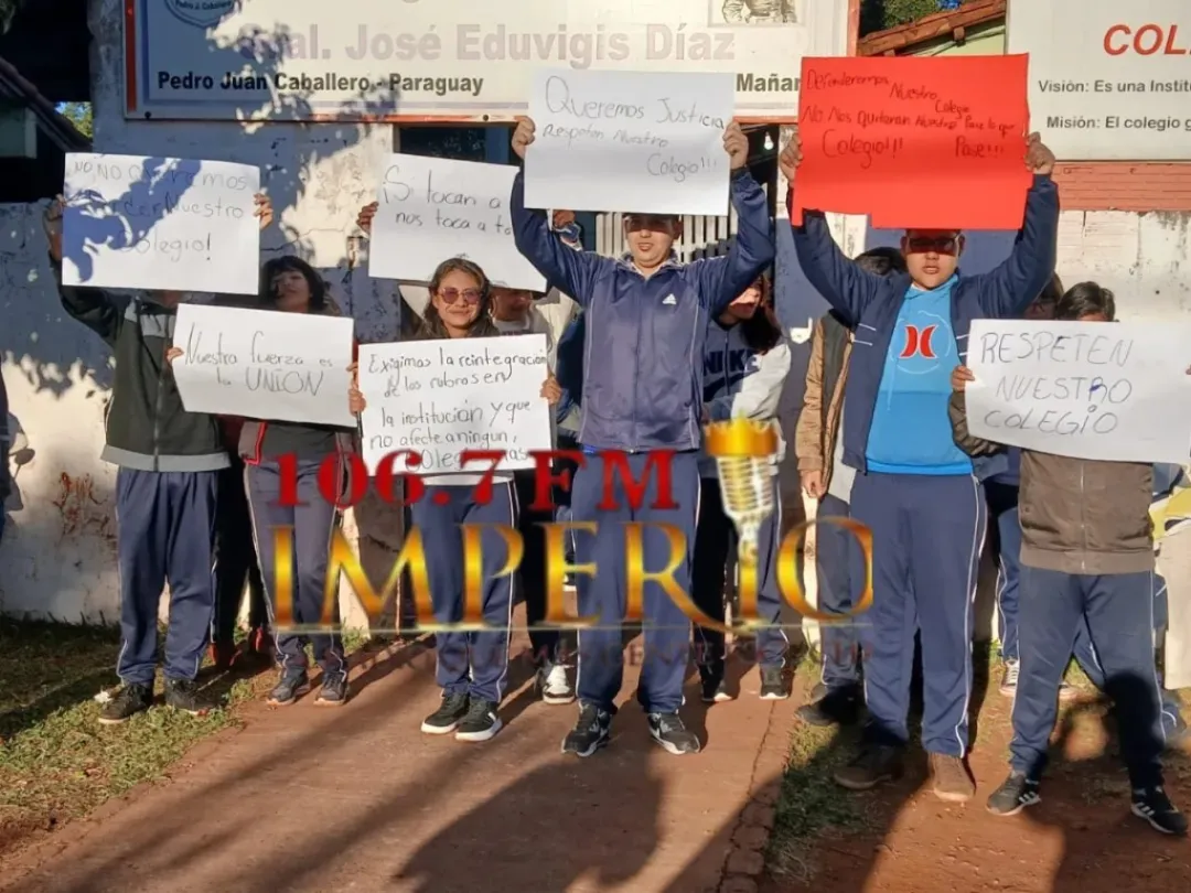Alumnos toman colegio en protesta por traslado de rubro del 7mo grado