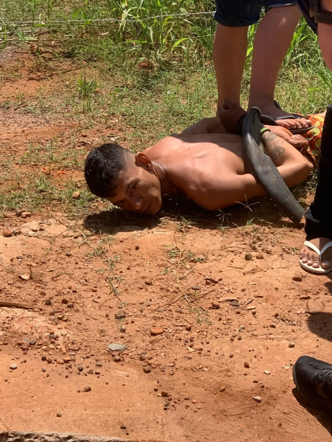Justicia popular: Ladrón es capturado y atado por vecinos de Vila Áurea