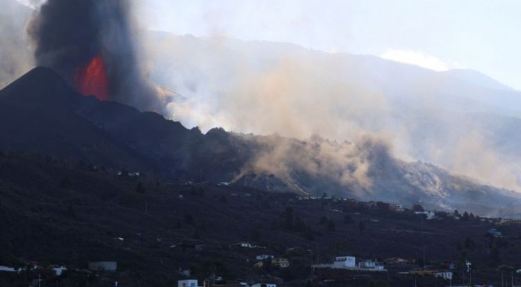 El volcán de La Palma expulsa una nueva colada de lava muy líquida sobre la isla