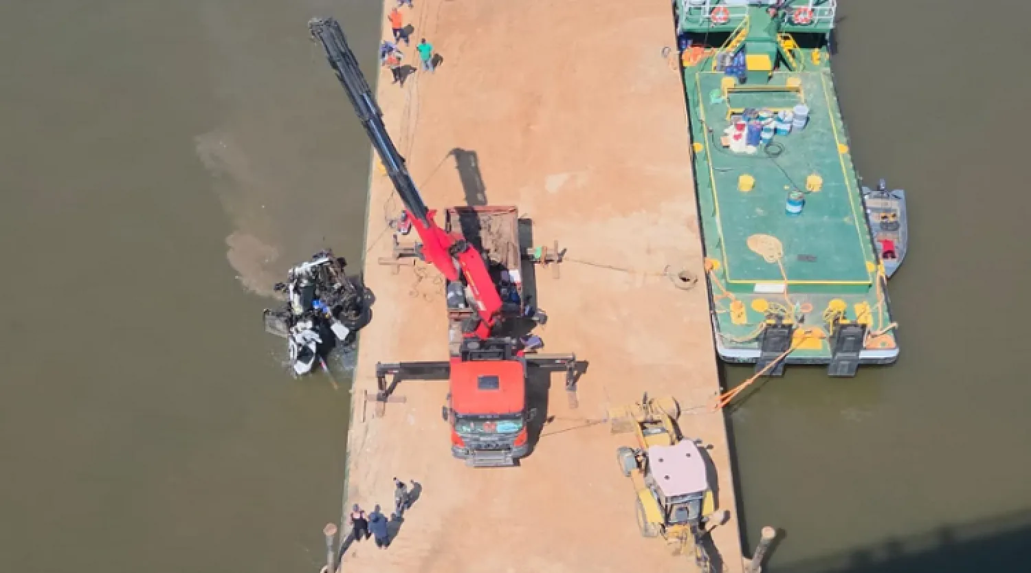 Fracasa extracción del tractocamión que cayó del puente Nanawa al río