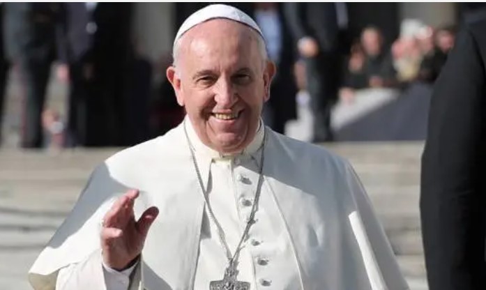 El insólito pedido del papa Francisco a los peluqueros «chismosos»