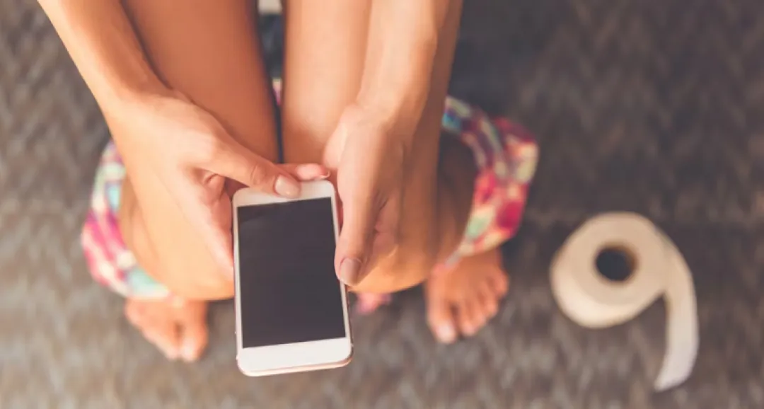 Advierten que pasar mucho tiempo en el baño revisando el celular puede ser perjudicial