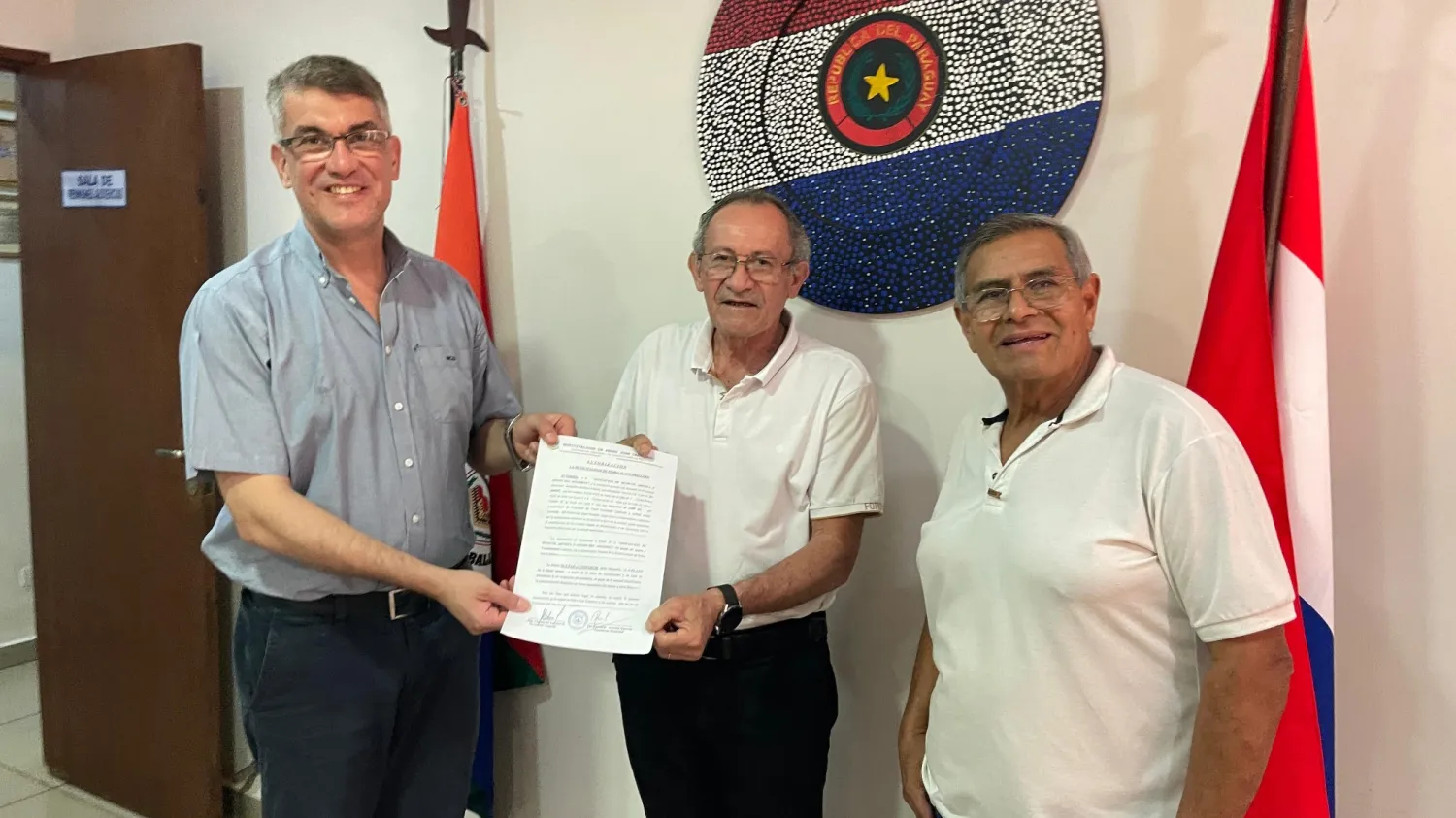 Intendente Municipal de nuestra ciudad entrega documento de OCUPACION a la Asociación de Músicos local