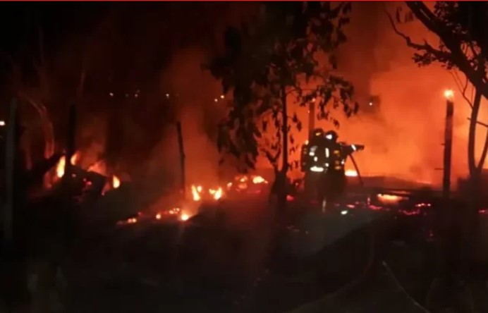 Cortocircuito provocó incendio que arrasó vivienda en asentamiento San Gabriel