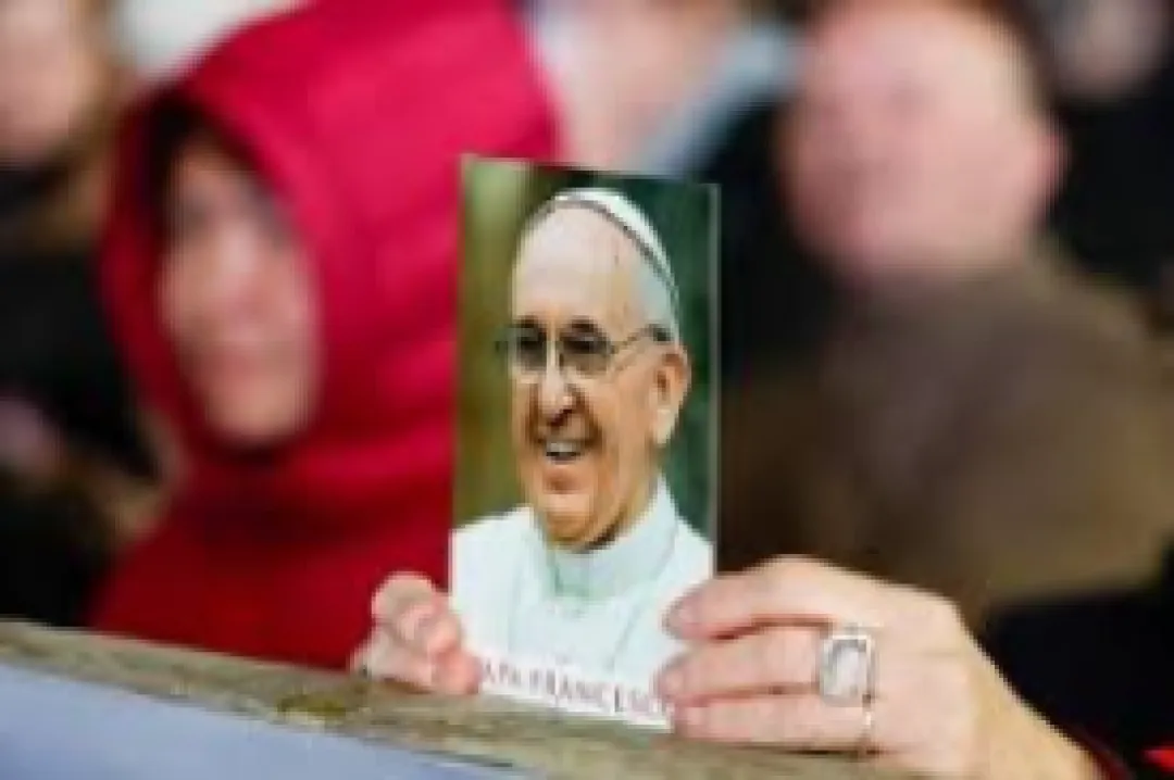 El papa Francisco deja de usar máscara de oxígeno, anuncia el Vaticano