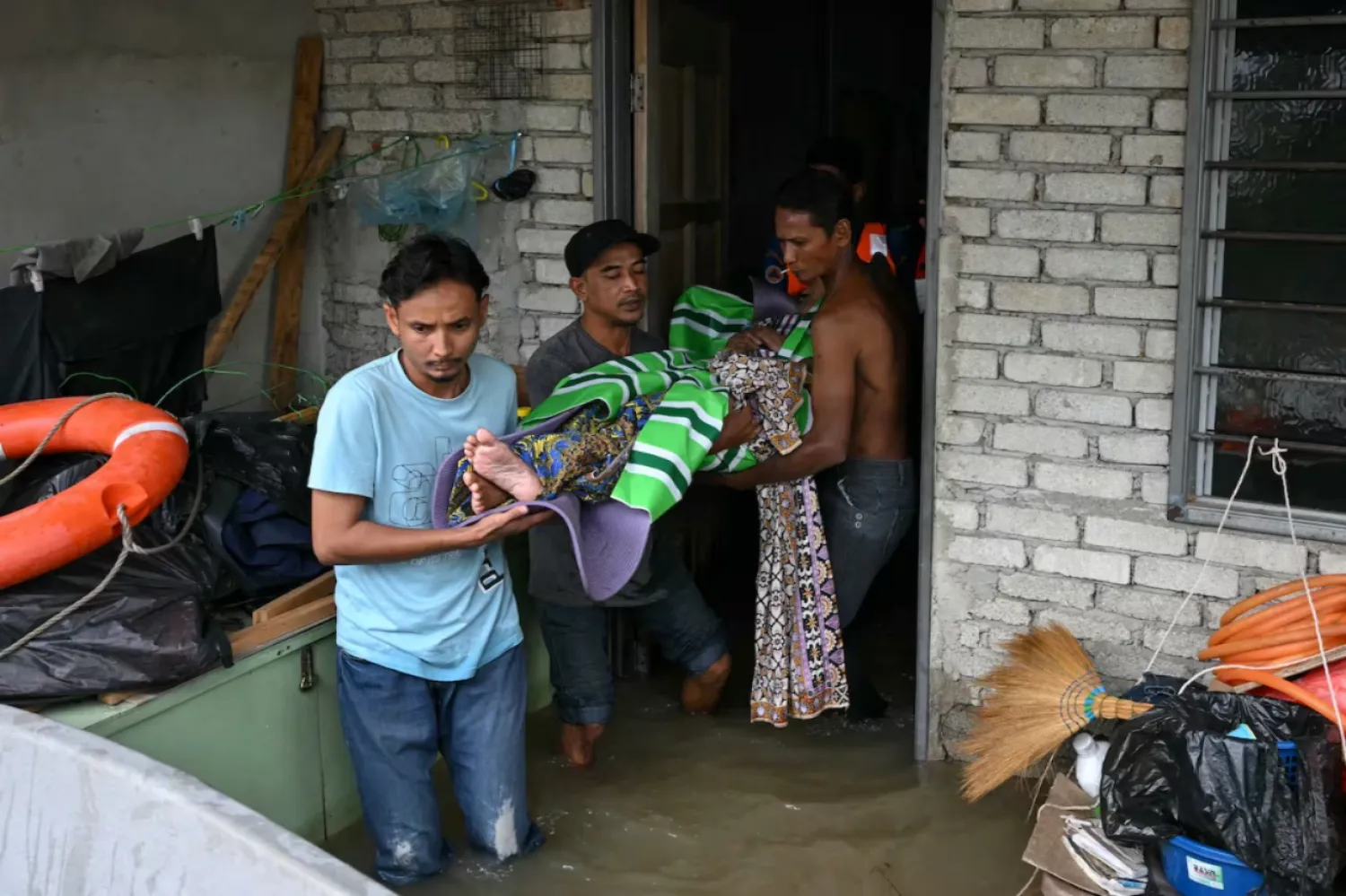 Más de 300 muertos en Indonesia y Tailandia por devastadoras inundaciones