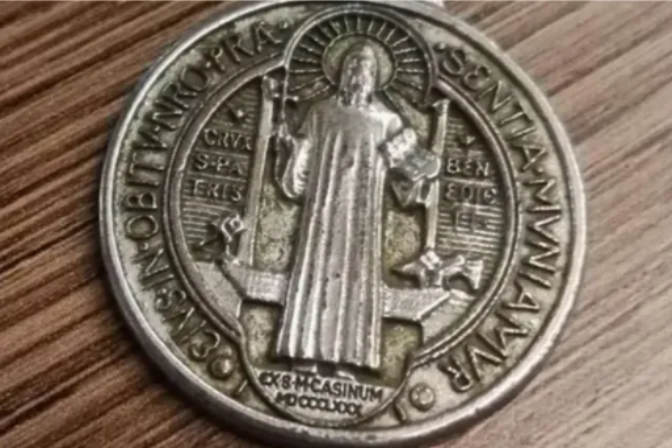 Este es el significado de la medalla de San Benito