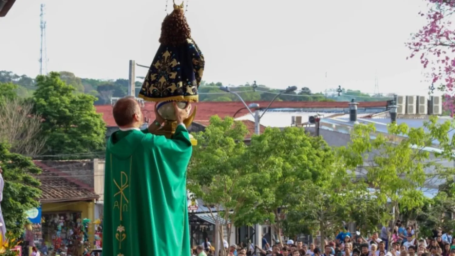 Lo que tenés que saber: Obispo de Caacupé anima a jóvenes a cuestionar y transformar
