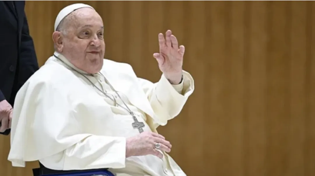 El papa requiere menos flujo de oxígeno en su terapia después de 32 días hospitalizado