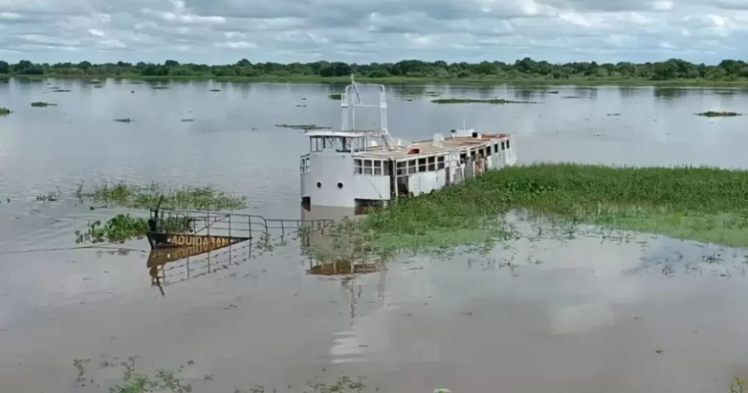 Abandonado por las autoridades, el histórico Aquidabán se hunde en el río Paraguay