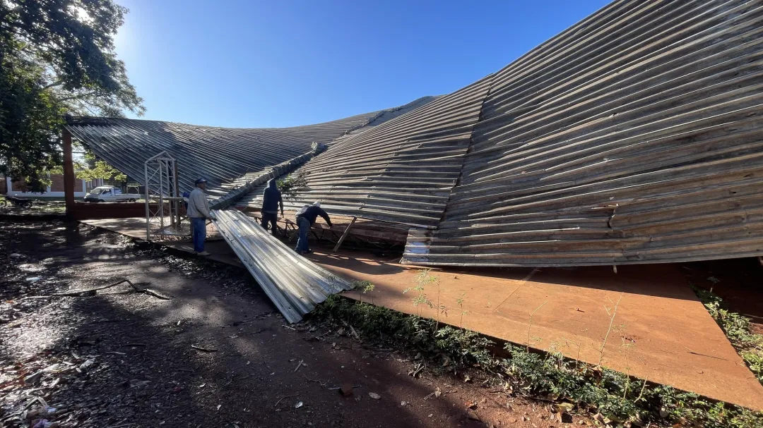 Intendente visita obras de demolición total del tinglado afectado por tormenta