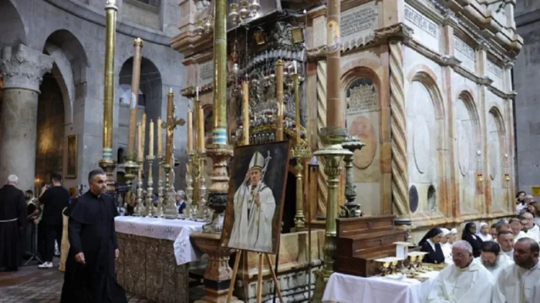 “Jerusalén está triste": Cristianos despiden al Papa con un réquiem en el Santo Sepulcro