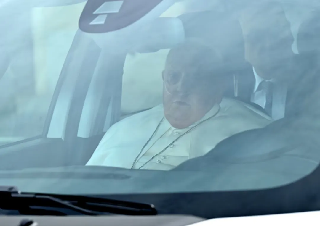Una radiografía del papa Francisco mostró “una ligera mejoría”
