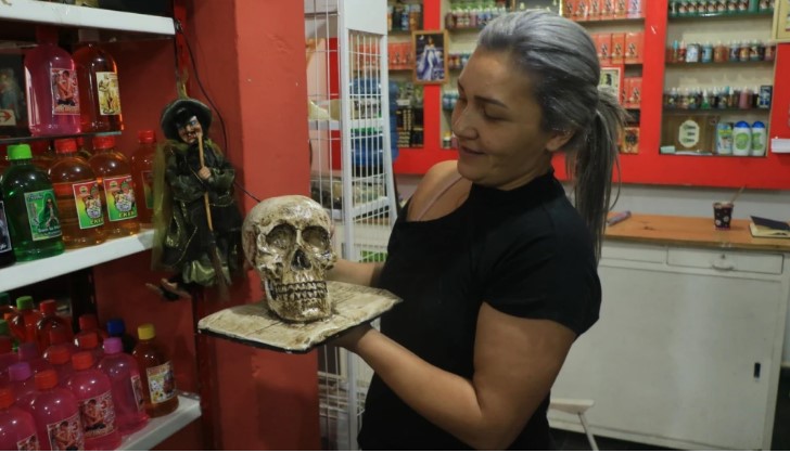 Día de Brujas: a full compran figuras de San la Muerte