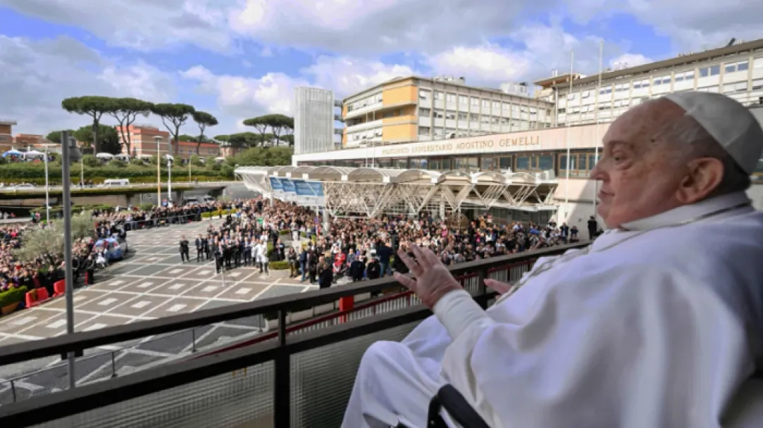 El Papa regresa tras hospitalización y se abre nueva era del pontificado