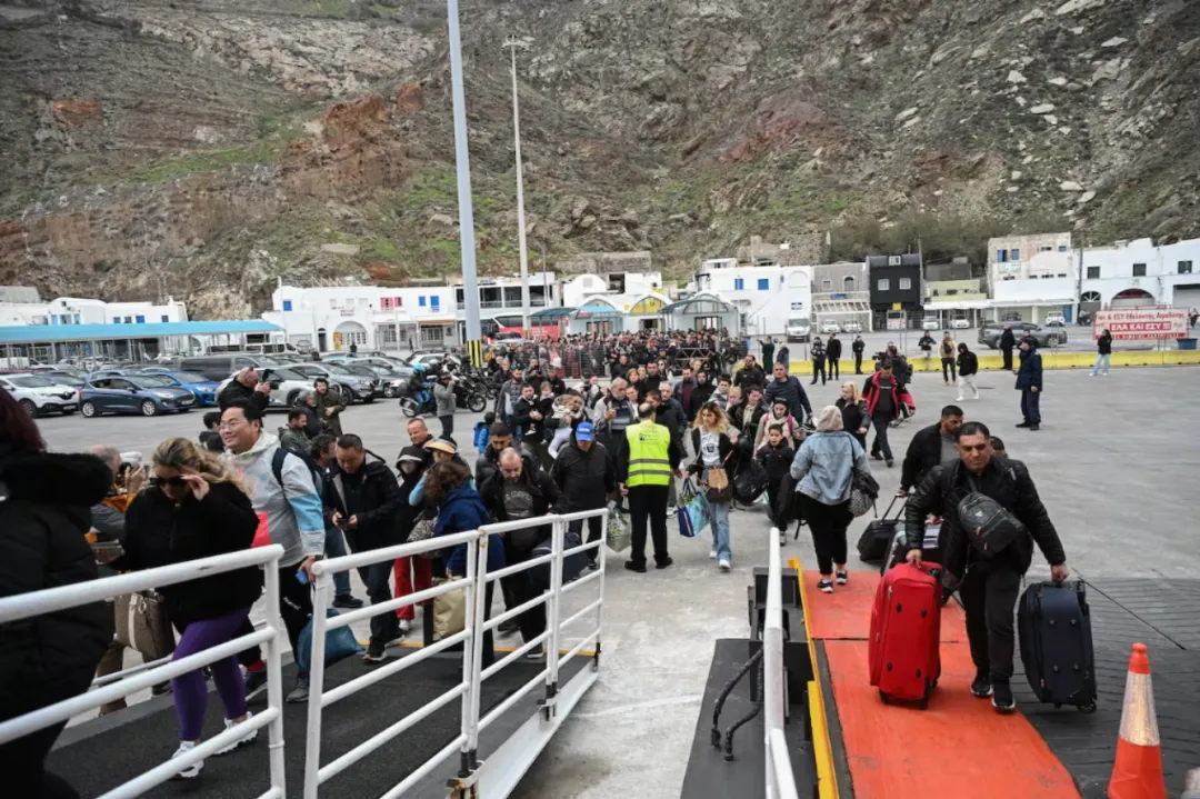 Casi 10.000 personas abandonan isla griega por sismos