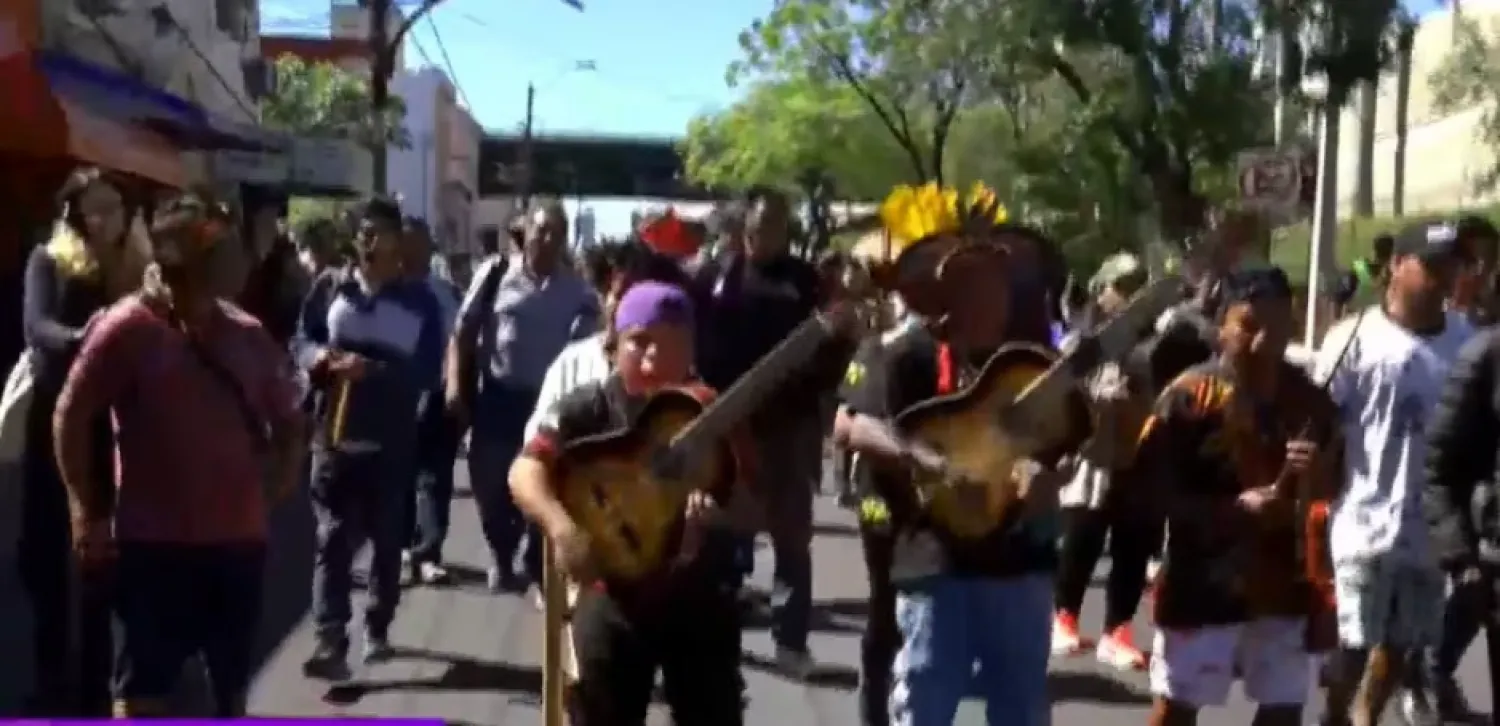 Indígenas se movilizan exigiendo la reapertura de la sede del Indi en Asunción