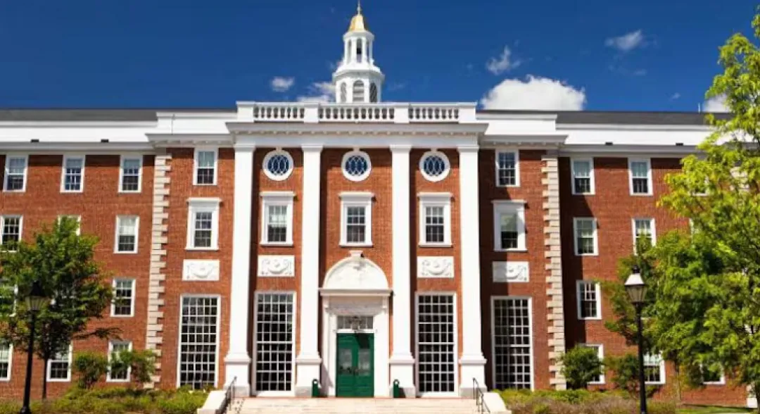 Jueza suspende veto de Trump a estudiantes extranjeros en Harvard