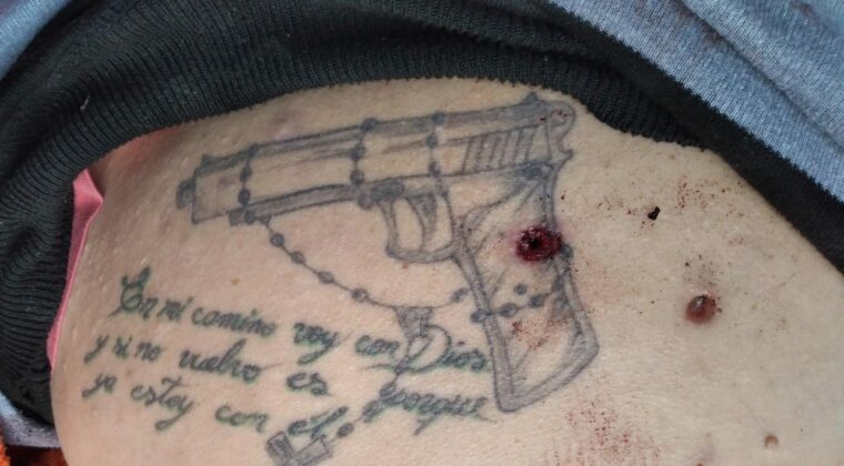 El tatuaje de “Aguacate”: la frase a Dios, la pistola y el rosario