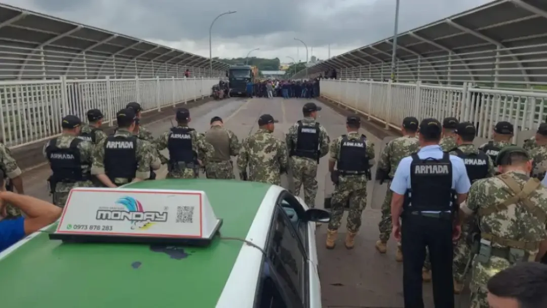 Paseros brasileños bloquean Puente de la Amistad y desatan caos en el tránsito