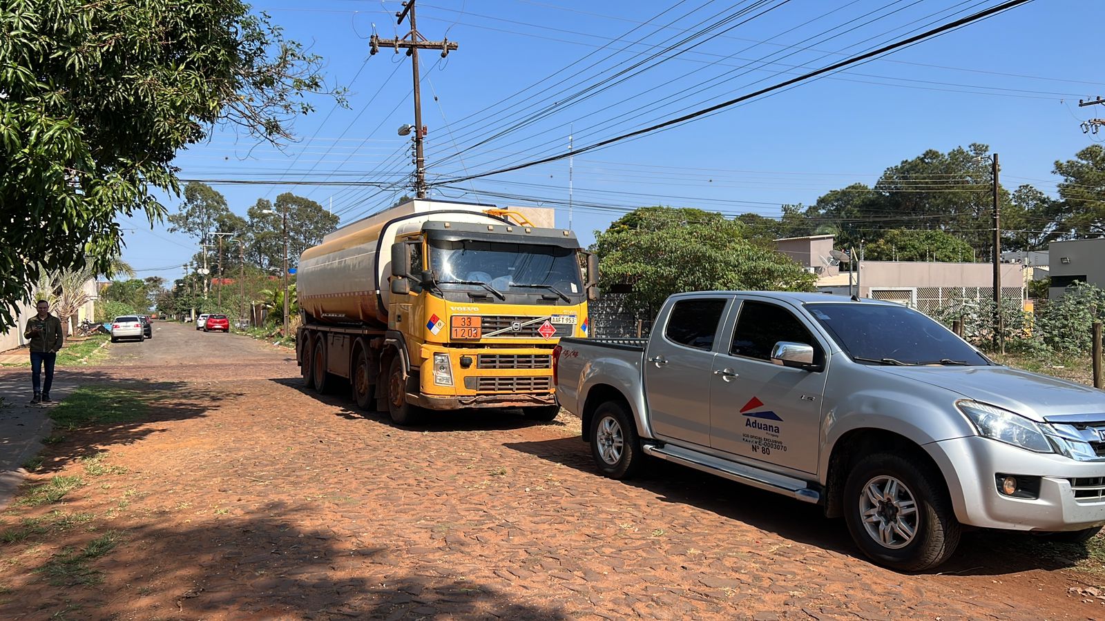Incautan camión cisterna con 21 mil litros de diesel indocumentado