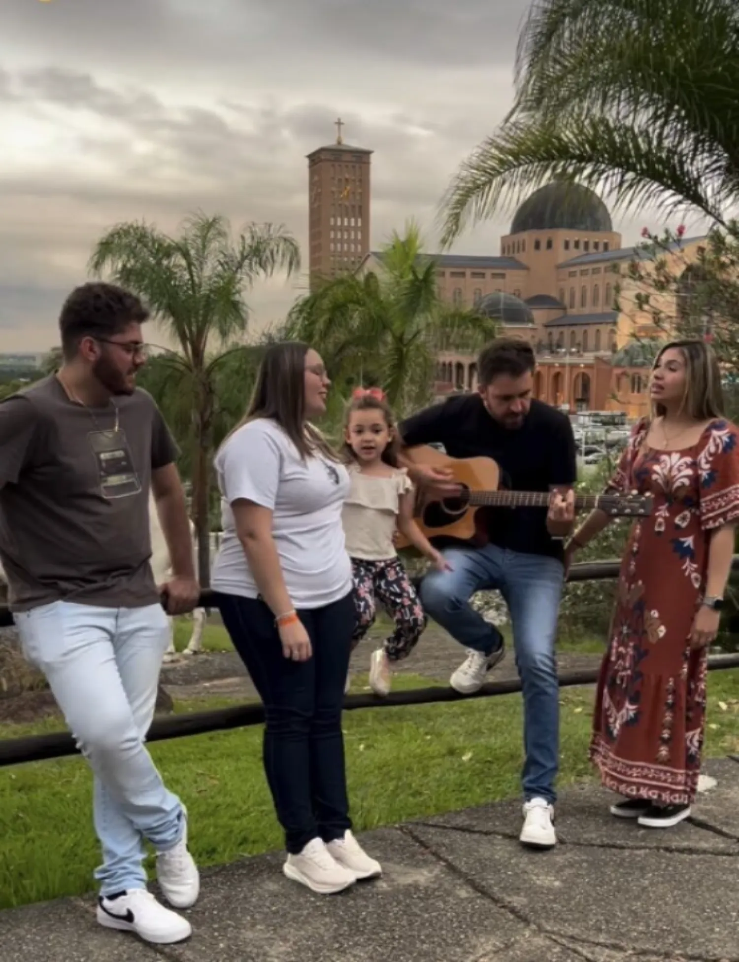 Niña de Ponta Porã se hace viral y encanta internet cantando alabanzas en Aparecida