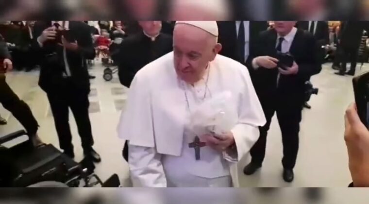 ¿Trajeron chipa?, preguntó el papa y se levantó de su silla de ruedas