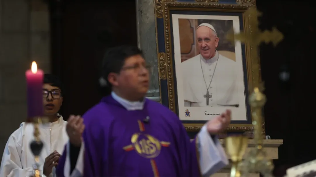 Tras pasar una noche tranquila, el Papa descansa al cumplirse su tercera semana ingresado