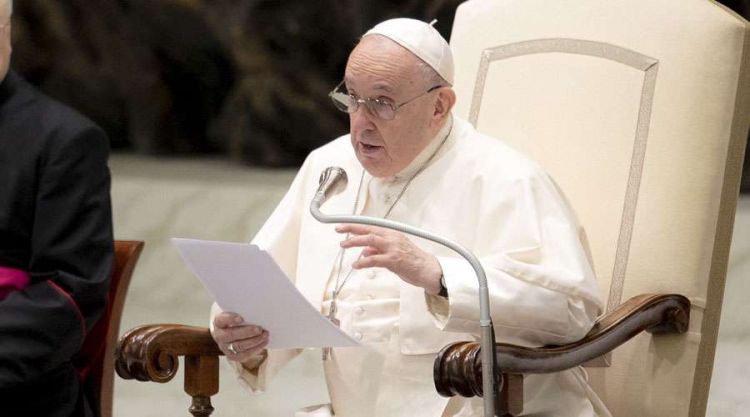 Vientres de alquiler es una práctica inhumana, afirma el Papa
