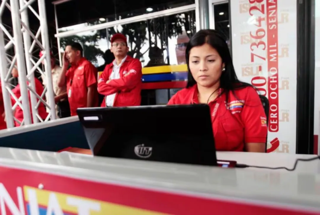 Venezuela: oficinas públicas atenderán solo tres días a la semana