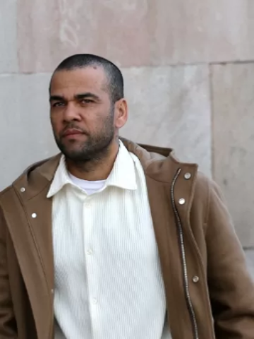 Dani Alves acudió a su primera comparecencia tras conseguir la libertad provisional y recibe insultos