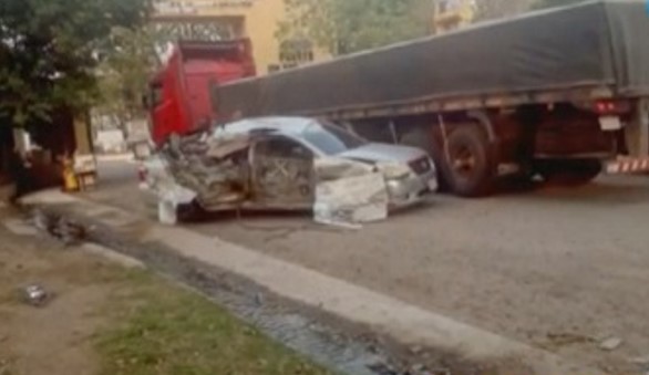 Delincuentes huían de la Policía, chocaron contra un camión y uno murió