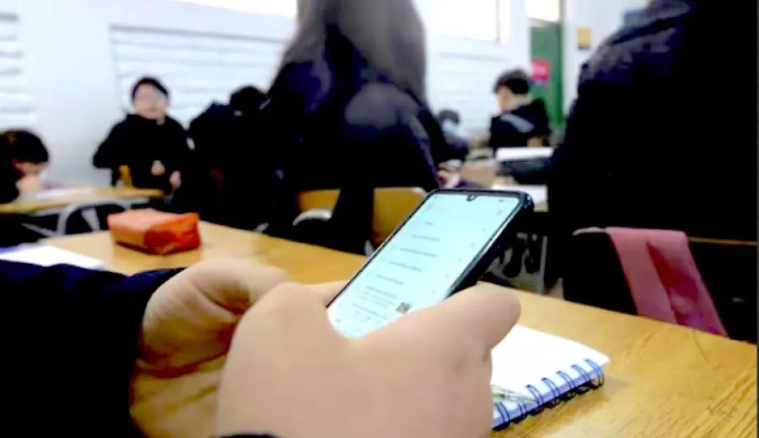 Prohibición de celulares en colegios: “No es tan sencillo prohibir”, afirma psicóloga