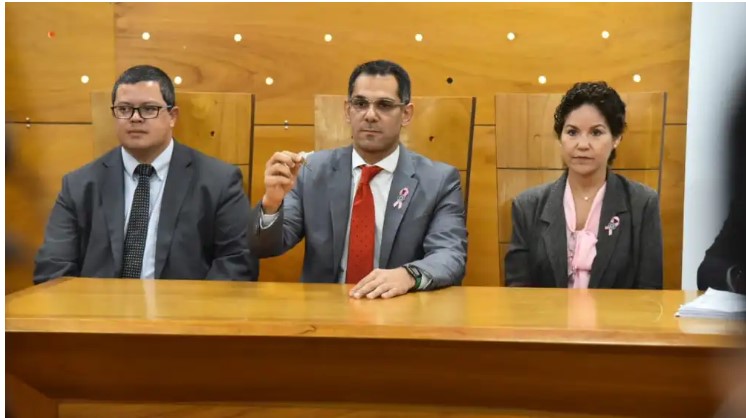 Dos ocupantes vip entregan sus llaves y reconocen que tierras son del Estado