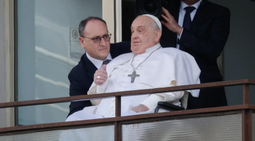 Papa Francisco continúa mejorando mientras sigue su ‘aislamiento’ en Santa Marta